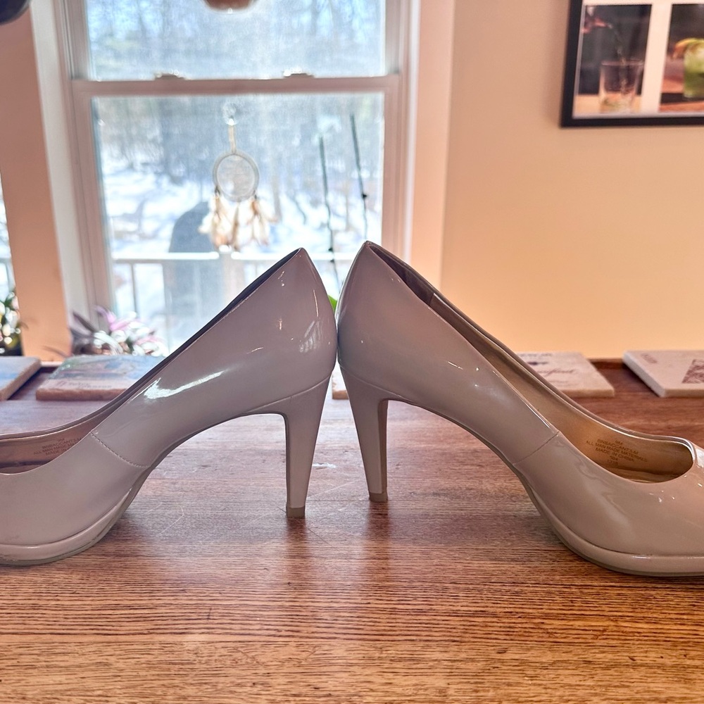 Elegant Bandolino Beige Peep Toe Heels. - Picture 3 of 7